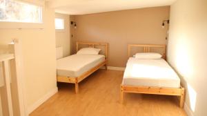GraulhetMAISON COSY - HYPERCENTRE GRAULHET - 6 PERS的小型客房 - 带2张床和窗户