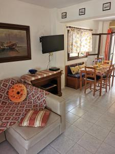 卡尼奥提Orange_Blue_Аpartment N2 near sea的客厅配有床、沙发和桌子