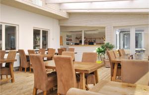 科斯塔Lovely Home In Kosta With Kitchen的用餐室配有木桌和椅子