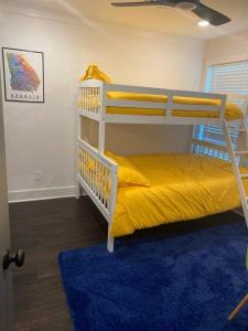 士麦那Cozy 2-bedroom Farmhouse with parking on premise的一间卧室配有两张双层床,铺有蓝色地毯。