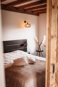 托伦-NIEUW- Luxe & sfeervol Vakantiehuis Tholen的一间卧室配有一张大床和黑色床头板