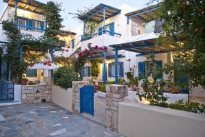 艾丽奇George's beach studios Aliki Paros的一排带蓝色门的白色建筑
