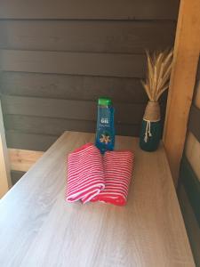 文茨皮尔斯Kempings Vīnkalni的一张桌子,配有两条毛巾和一瓶牛奶