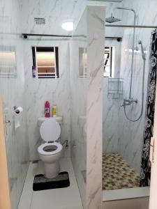 利文斯顿Kasuda - self contained room in Livingstone的白色的浴室设有卫生间和淋浴。