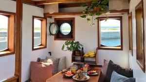 海斯勒Unique Boat Accomodation - Bornholm的一间带桌子和2个窗户的用餐室