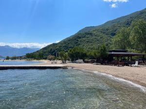 唐吉莫利尼Apartment "Two Sisters" with a sea view的一个带凉亭和水体的海滩