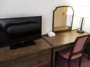 神户神户阿里斯顿酒店的一张桌子,上面配有电视和镜子