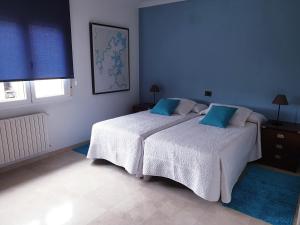格罗韦Casa Regina的一间卧室配有一张带蓝色墙壁的大床