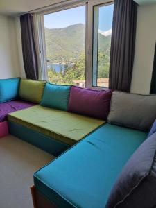 卡梅纳里Montenegro Colors的客房设有一张带大窗户的沙发。