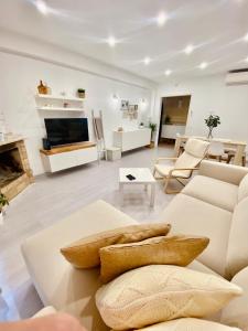 费拉古多Vivenda Sossego do Mar的客厅配有白色家具和壁炉