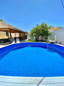 费拉古多Vivenda Sossego do Mar的庭院里的一个蓝色的大游泳池