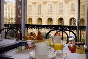 波尔多剧院酒店的一张桌子,早餐包括咖啡和橙汁