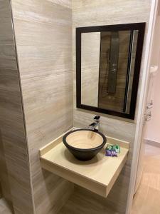 特尔马斯德里奥翁多Apart Hotel Ayres De Termas的一间带碗水槽和镜子的浴室