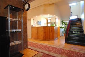 德鲁斯基宁凯帕考维拉酒店的一间设有楼梯和墙上时钟的房间