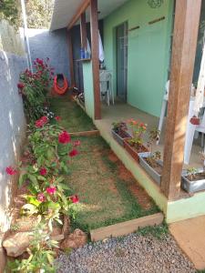 戈亚斯州上帕莱索Flores do Cerrado的鲜花屋前的花园