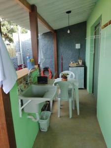 戈亚斯州上帕莱索Flores do Cerrado的厨房配有水槽和桌椅
