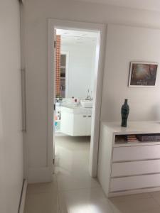 卡波布里奥Apartamento de luxo, 3 quartos, Cabo Frio-RJ的白色的浴室设有水槽和镜子