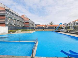 福堡Apartment Faaborg X的一个带滑梯的大型蓝色游泳池