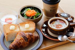 神户Brücke Arima KOBE的餐桌,带一盘食物,包括面包和沙拉