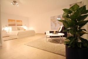 科斯塔特吉塞欧瑞金之家别墅的一间卧室配有一张床和盆栽植物
