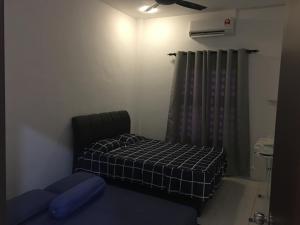 古晋Fadi's Guesthouse at Bandar Baru Samariang的一间设有床铺和沙发的房间