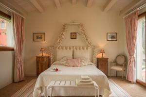 Agugliano兰迪格格拉那罗酒店的卧室配有一张白色大床和床头板