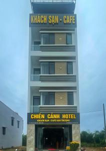 An ChâuChiến Cảnh Hotel的一座高大的建筑,上面标有酒店标志