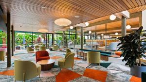 吉朗Eden Oak Geelong的大堂设有色彩缤纷的桌椅和窗户。