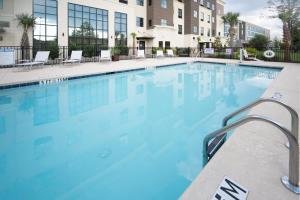 Staybridge Suites - Summerville, an IHG Hotel内部或周边的泳池