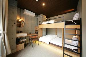 ZONK HOTEL Tenjin-Watanabedori客房内的一张或多张双层床