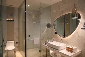 三亚三亚金都蔚景温德姆酒店（大东海）的一间带水槽、淋浴和镜子的浴室