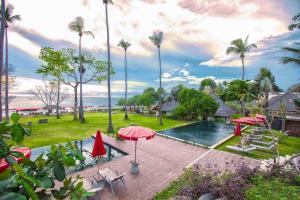 高兰SriLanta Resort and Spa的享有度假村的空中景致,设有游泳池和棕榈树