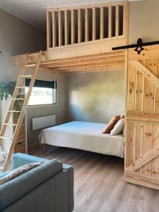 厄勒布鲁Field View Cabin的一间卧室配有带梯子的双层床