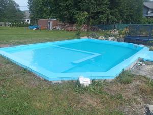 耶塞尼克Chata Tánička的院子里的大型蓝色游泳池
