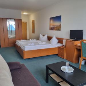 瓦伦瓦伦穆尔兹膳宿公寓的酒店客房设有一张大床和一台电视机。