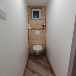 CoulogneMaison chaleureuse avec parking gratuit sur place的一间小浴室,内设卫生间