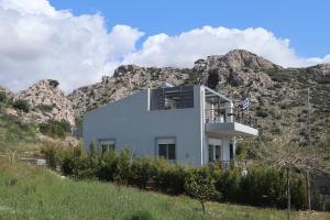 苏尼翁Patroclos SeaView的山丘上以山为背景的房子
