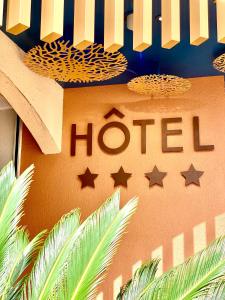 阿格德角CAPAO Beach Hôtel的墙上星星酒店标志