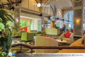 芭东海滩Patong Resort Hotel - SHA Extra Plus的大堂,设有色彩缤纷的桌椅