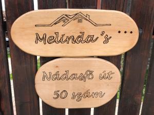 普拉伊德Pensiunea Melinda的 ⁇ 上两个木标,上面写着梅尔本纳沙里乌斯古恩的话
