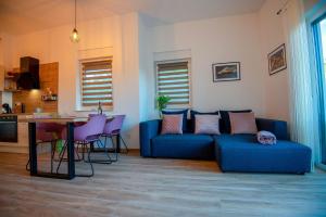 希贝尼克My Adriatic Place with private garden的客厅配有蓝色的沙发和桌子
