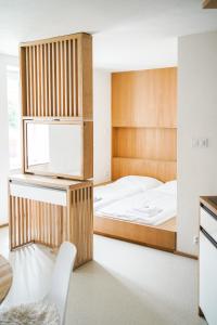 米库洛夫PINOT HOUSE Mikulov的一间卧室配有一张带木制床头板的床