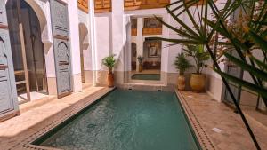 Riad Jardin Des Sens & Spa内部或周边的泳池