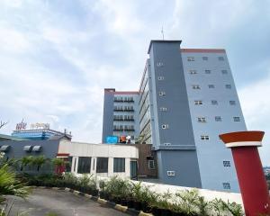 万隆Rooms Inc BTC Bandung的前面有红柱的高楼