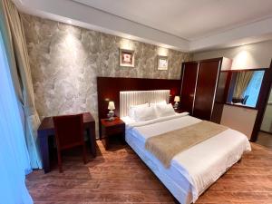 查克维Luxury Oasis Apartment的一间卧室配有一张大床、一张桌子和一张四柱床。