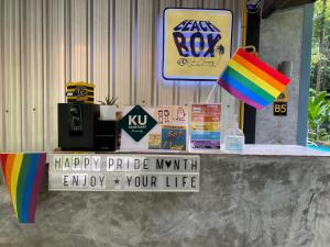 象岛BeachBox@Koh Сhang的一张桌子,上面放着彩虹风筝,还有一个快乐的骄傲月