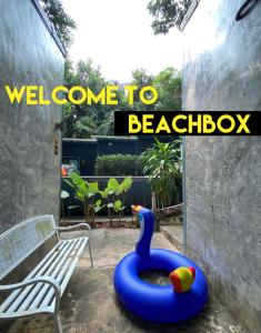 象岛BeachBox@Koh Сhang的后院,旁边是蓝色充气鸟浴