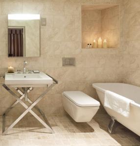 斯坦斯博林酒店 的浴室配有盥洗盆、卫生间和浴缸。