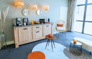 图卢兹Appart'City Confort Toulouse Purpan的一间带浴缸和桌椅的客厅