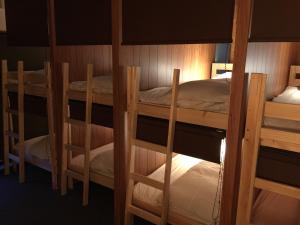 云仙市TSUDOI guest house的一间客房内的四张双层床